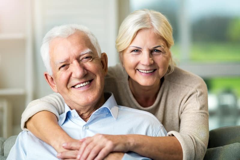 Couple de seniors sereins, vendeurs d'un bien acheté en viager occupé