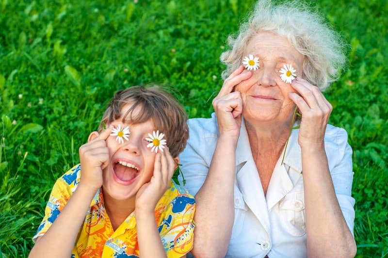 Couple de seniors joyeux dans leur jardin, profitant des avantages du viager