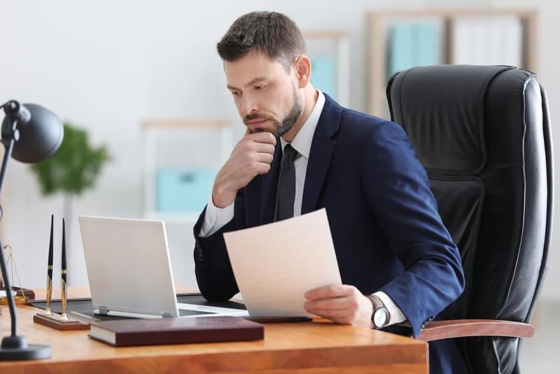 Expert en viager à son bureau, prêt à conseiller vendeurs et acquéreurs