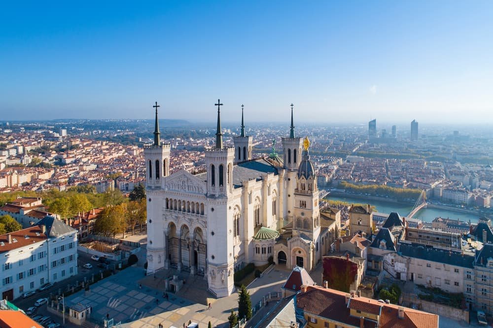 La basilique de Fourvière dominant Lyon, berceau de Rochat Viagers depuis 1922